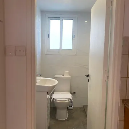 Appartement 1 Bedroom Flat 200m From *