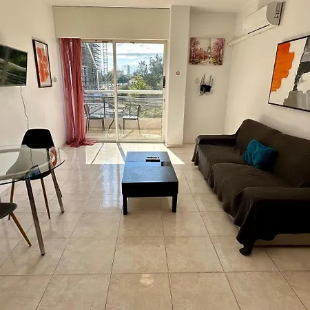 1 Bedroom Flat 200m From דירה