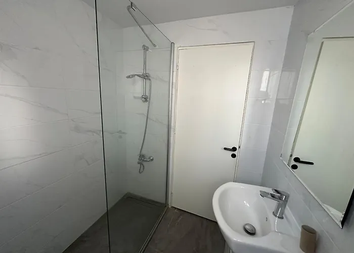 1 Bedroom Flat 200m From