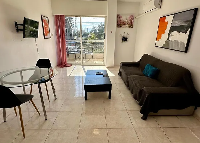 1 Bedroom Flat 200m From Appartamento